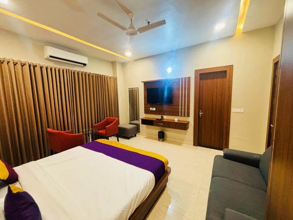 Executive Room | Blackout drapes, soundproofing, free WiFi