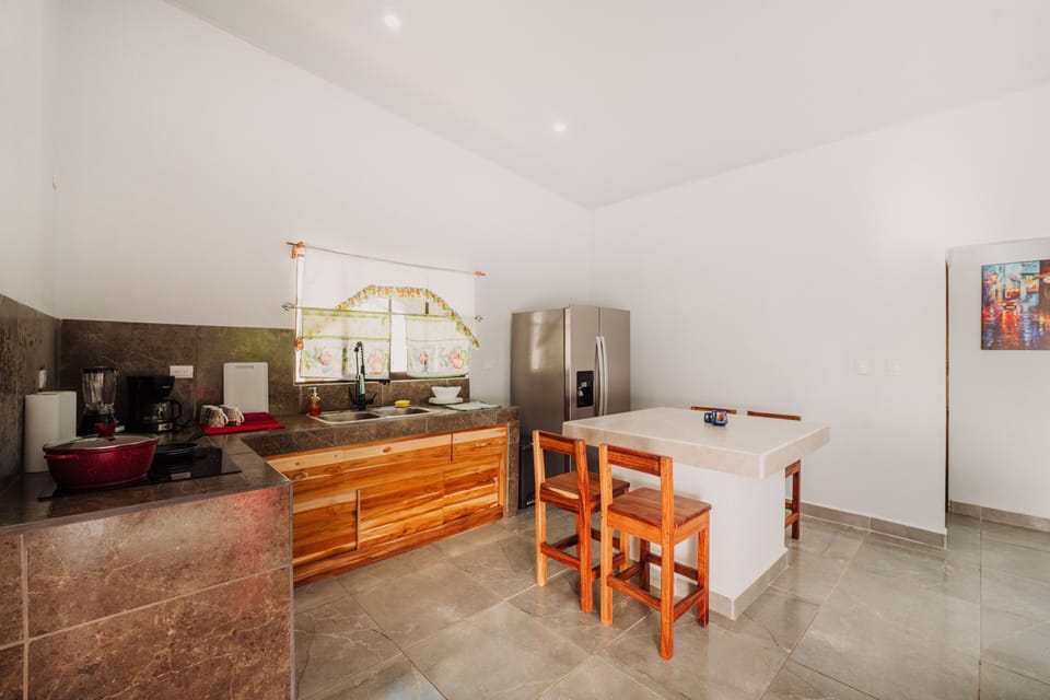 Full-size fridge, stovetop, coffee/tea maker, highchair