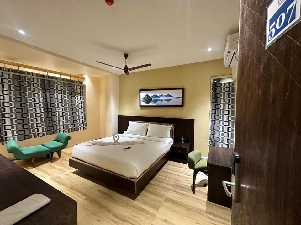Premium Room, City View | In-room safe, desk, blackout drapes, WiFi (free)