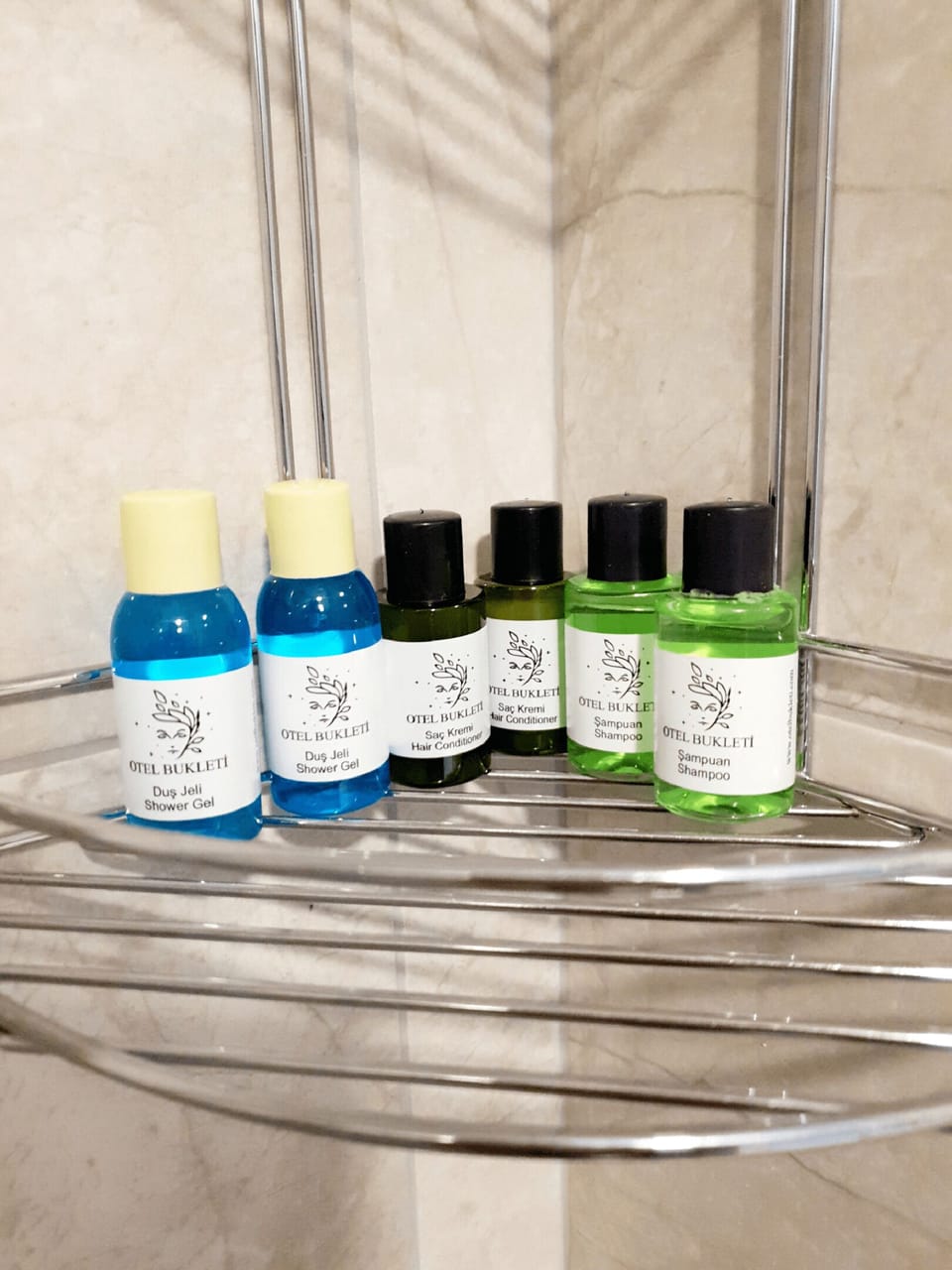 Shower, hydromassage showerhead, free toiletries, hair dryer