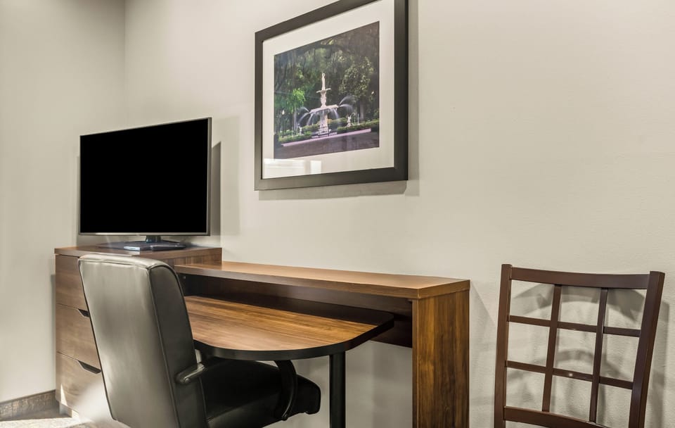 Pillowtop beds, desk, laptop workspace, blackout drapes