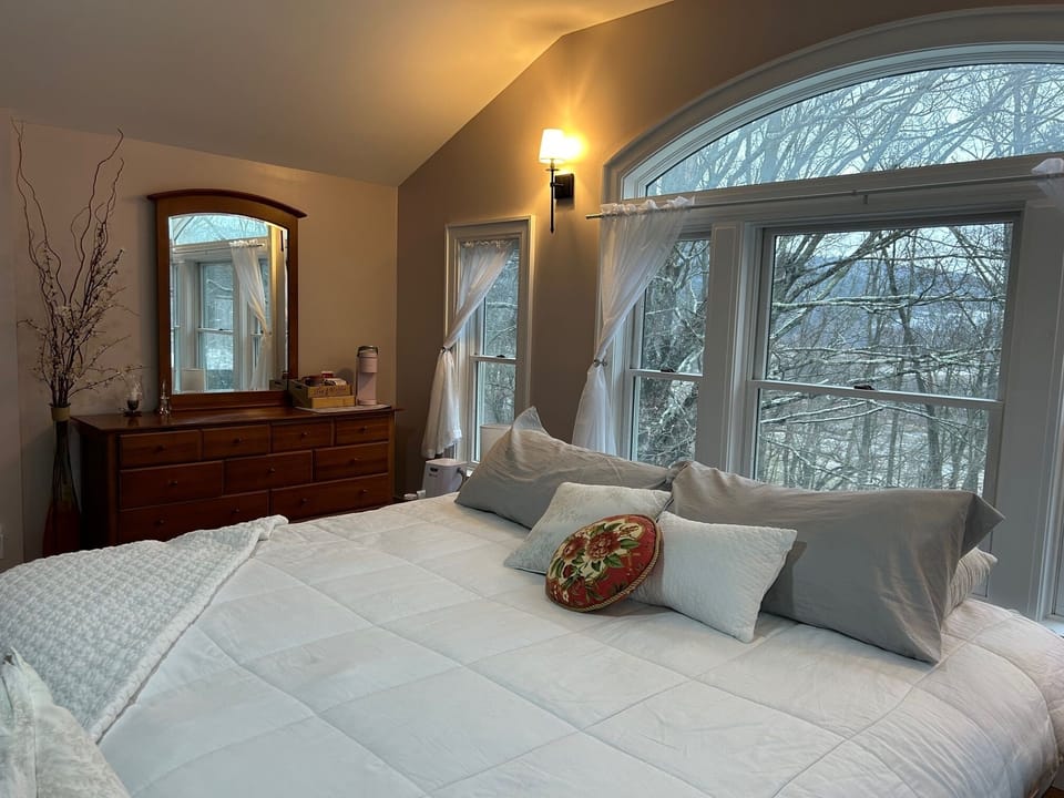 Signature Suite | Iron/ironing board (on request), WiFi (free), individually decorated