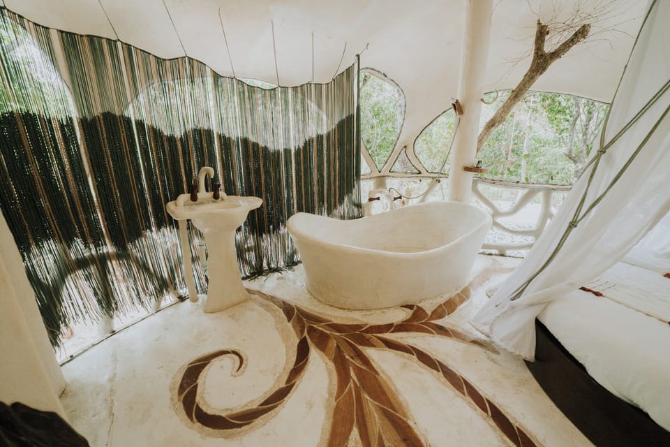 Design Tree House, Garden View | Bathroom | Bathtub, towels