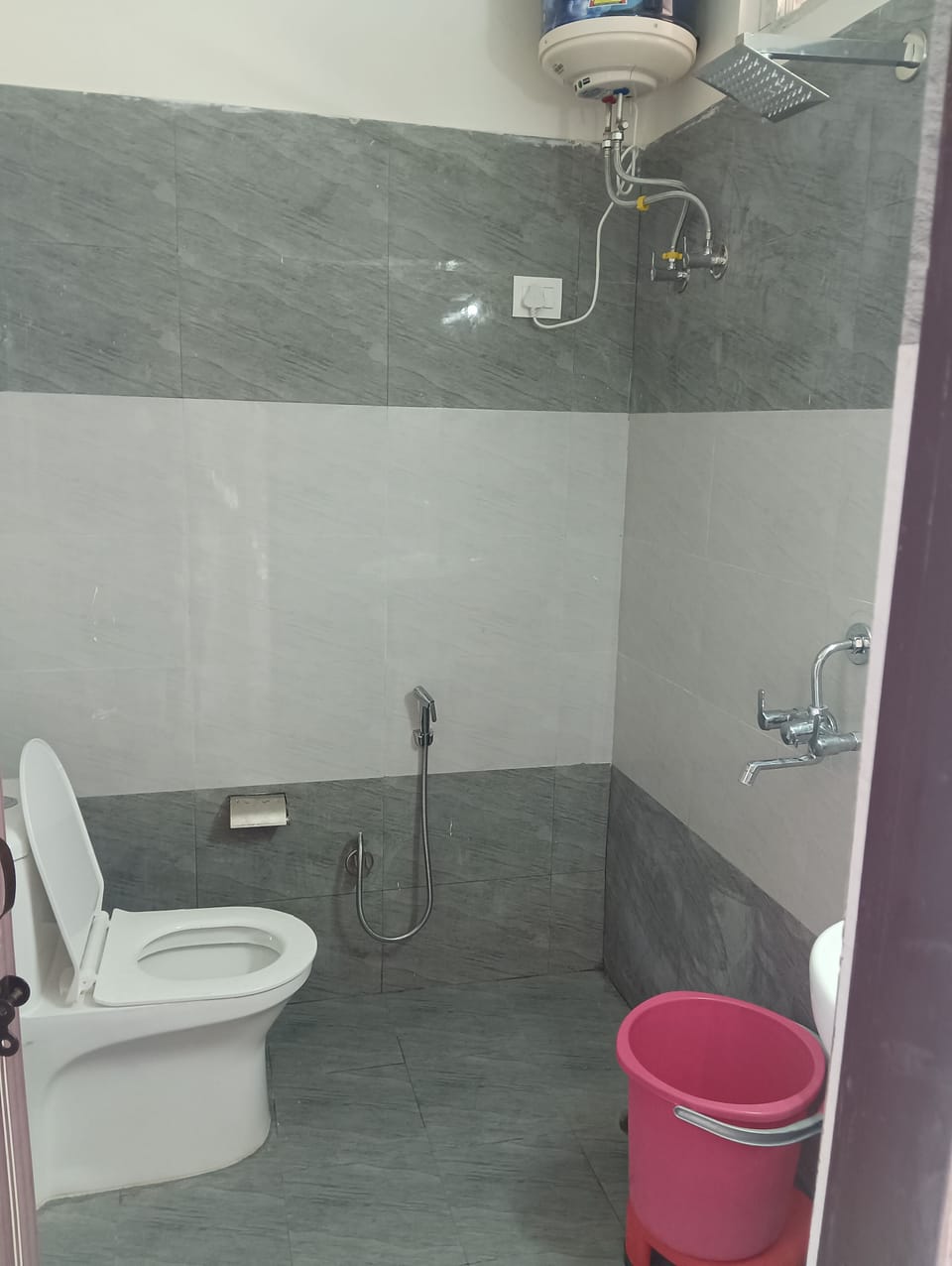 Shower, hydromassage showerhead, towels