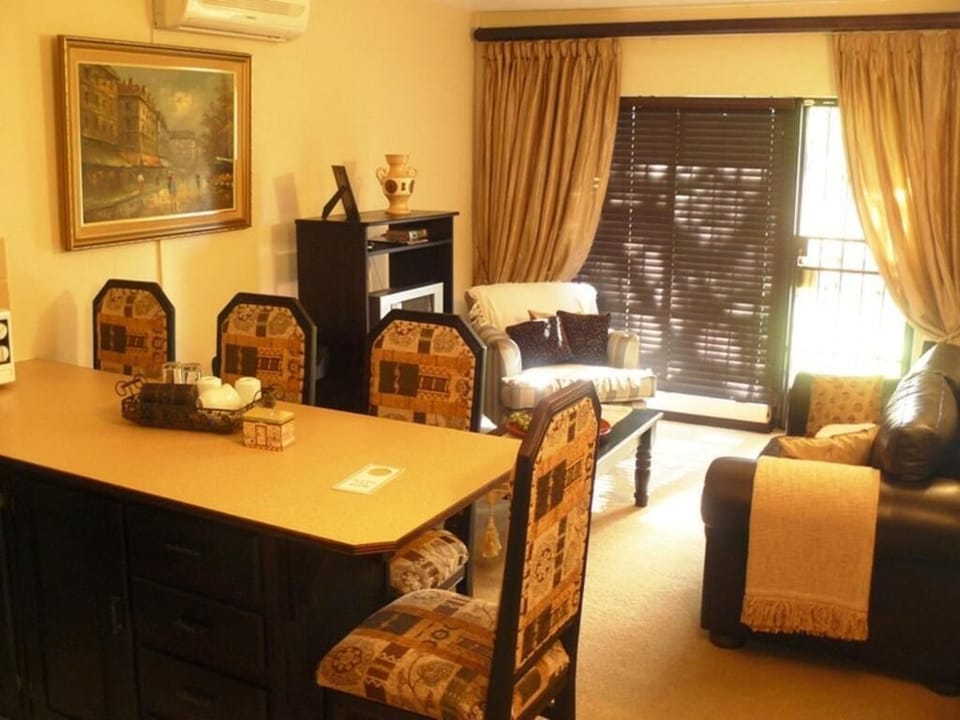 Luxury Double Room | Living area | TV