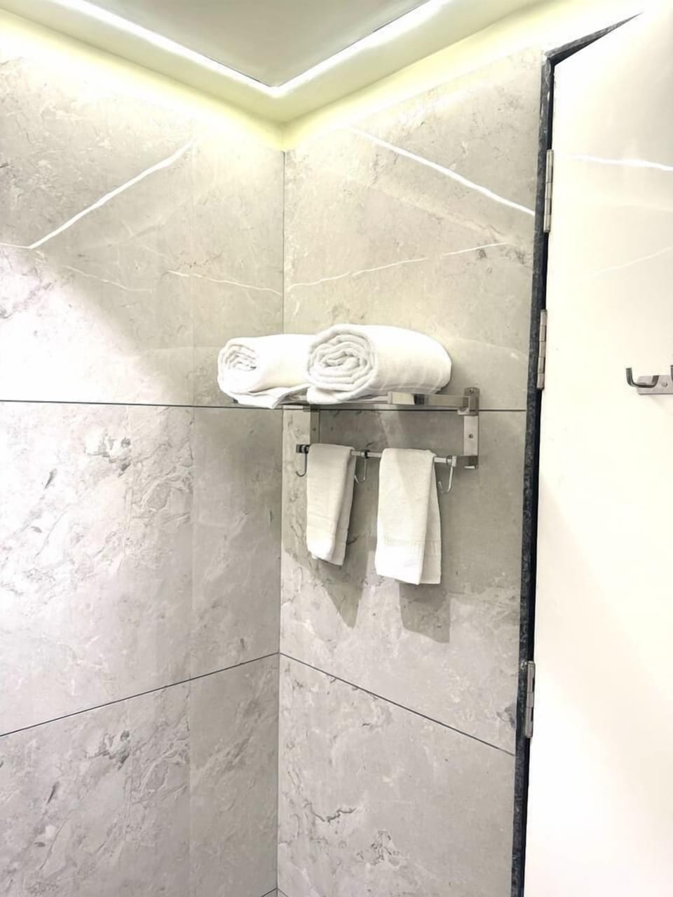Deluxe Double Room | Bathroom | Free toiletries, slippers