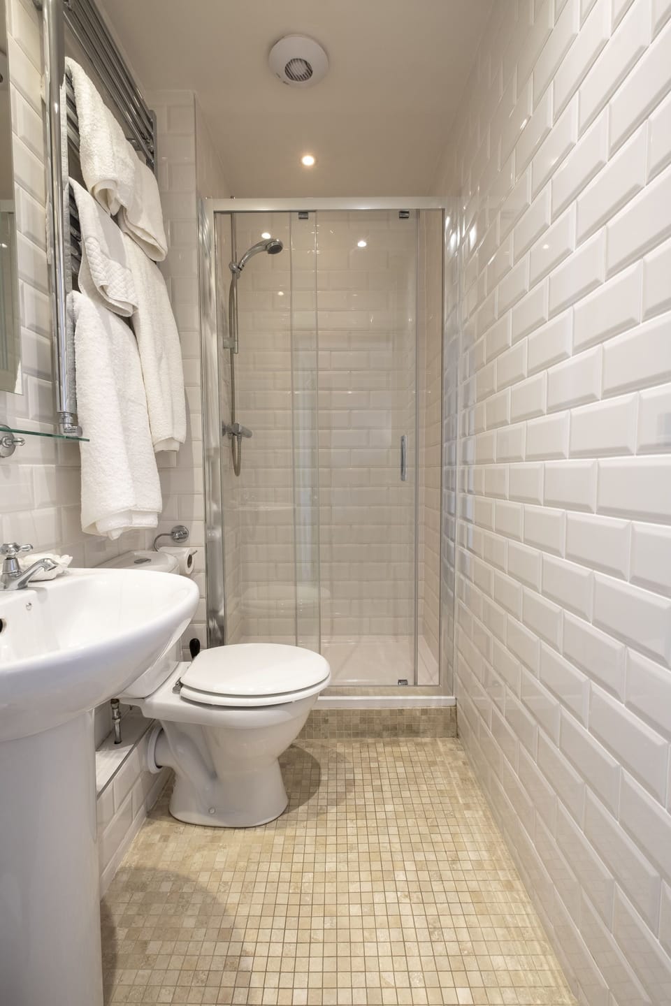 Superior Room | Bathroom | Free toiletries, hair dryer, towels
