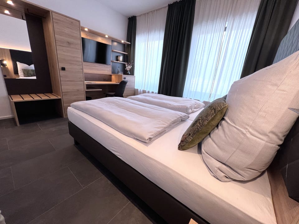 Business Single Room | Hypo-allergenic bedding, desk, laptop workspace, soundproofing