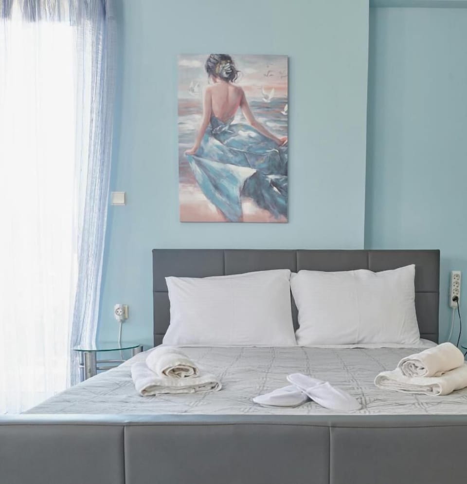 Deluxe Room, Mountain View | Premium bedding, desk, blackout drapes, soundproofing