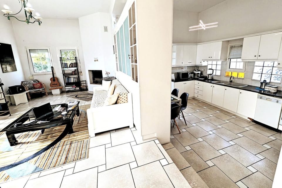 House | 3 bedrooms, desk
