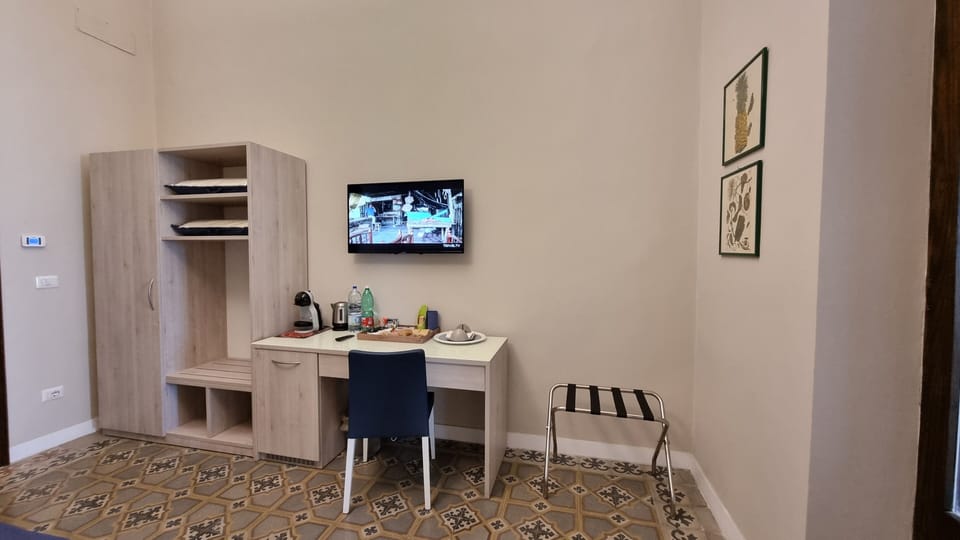 Comfort Room, Courtyard View | In-room dining