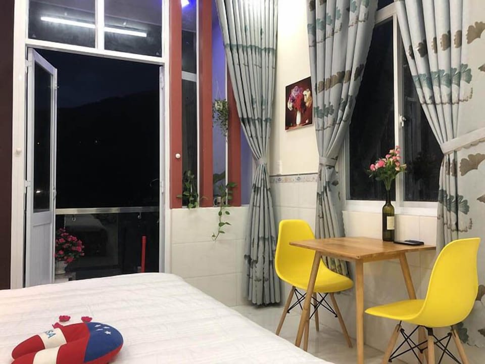 Family Room, Mountain View | Desk, laptop workspace, iron/ironing board, WiFi (free)