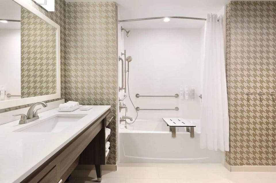 Studio Suite, 1 King Bed, Accessible, Bathtub | Bathroom | Hair dryer, towels, soap, shampoo