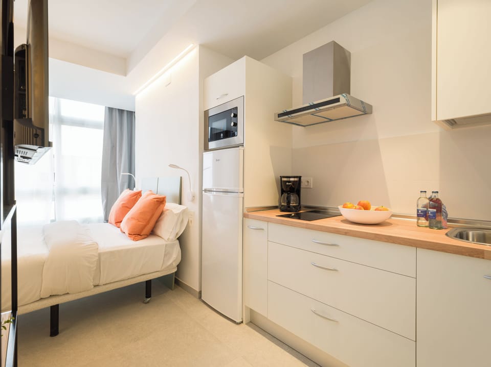 Superior Studio | Private kitchen | Stovetop, toaster, cookware/dishes/utensils, freezer