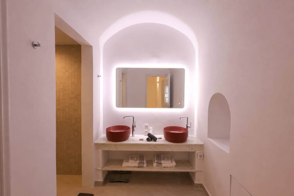 Superior Villa (Caldera view, Indoor/Outdoor Hot Tub) | Bathroom | Shower, hydromassage showerhead, free toiletries, hair dryer