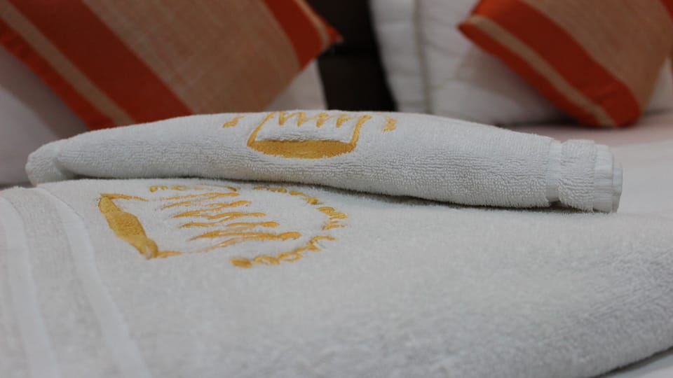 4 bedrooms, premium bedding, in-room safe, desk