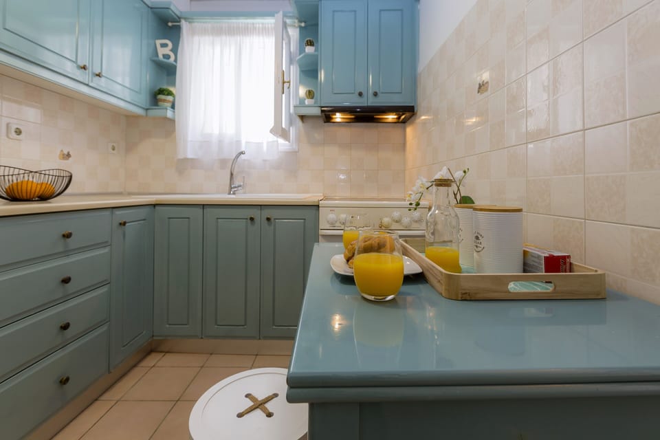 Basic Apartment | Private kitchen | Fridge, oven, stovetop, coffee/tea maker