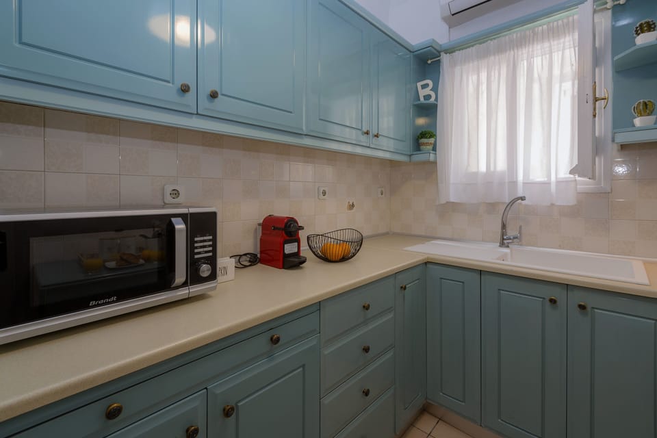 Basic Apartment | Private kitchen | Fridge, oven, stovetop, coffee/tea maker