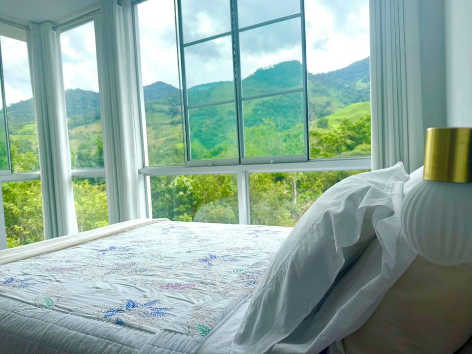 Business Room | Laptop workspace, bed sheets