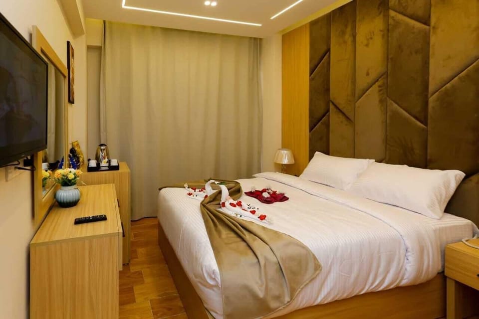 Deluxe Double Room, City View | Egyptian cotton sheets, premium bedding, down comforters, minibar