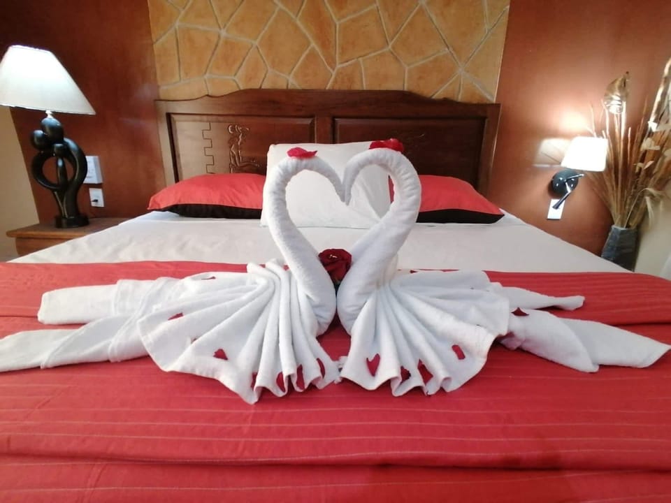 Honeymoon Room | Desk, WiFi (free), individually furnished