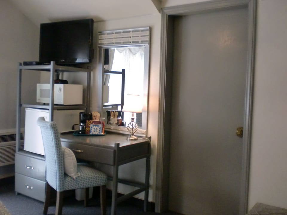 Superior Room, 1 Queen Bed, Non Smoking, Fireplace | In-room business center