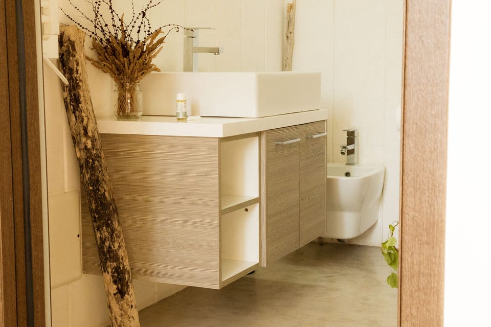 Deluxe Room | Bathroom | Shower, rainfall showerhead, hair dryer, bidet