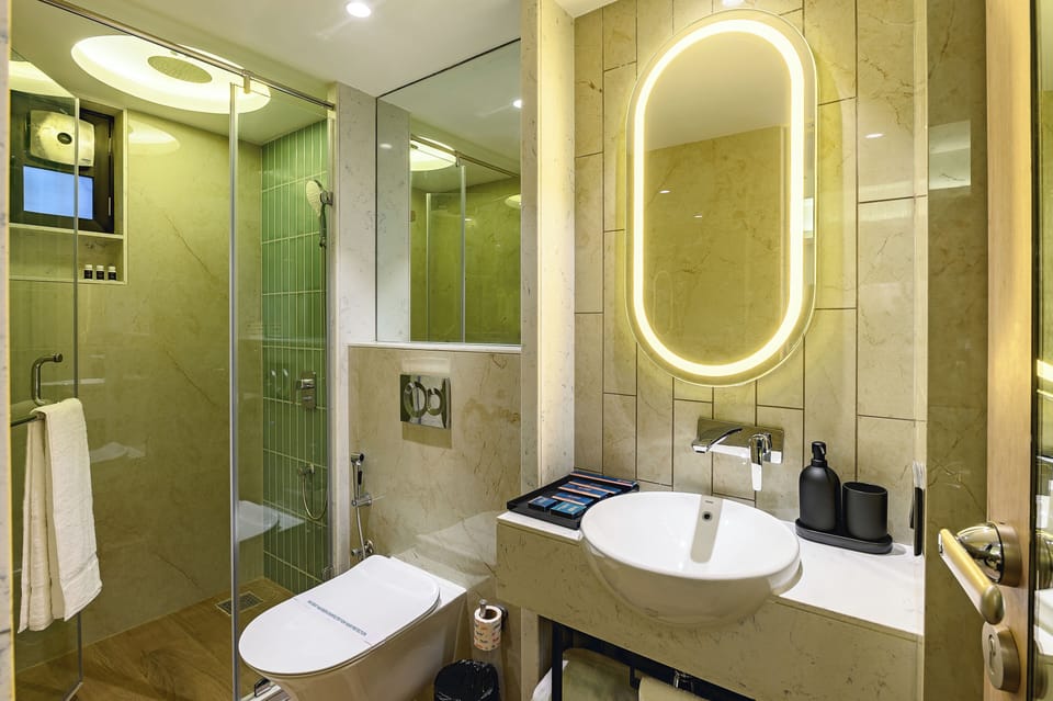 Standard Twin Room | Bathroom | Shower, rainfall showerhead, free toiletries, hair dryer