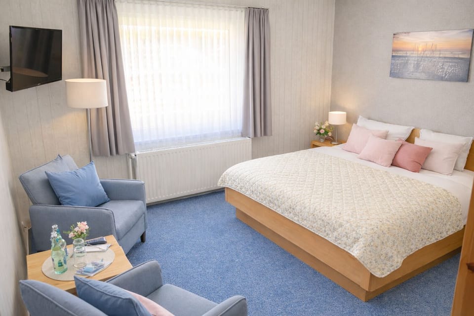 Classic Double Room | Individually decorated, individually furnished, blackout drapes