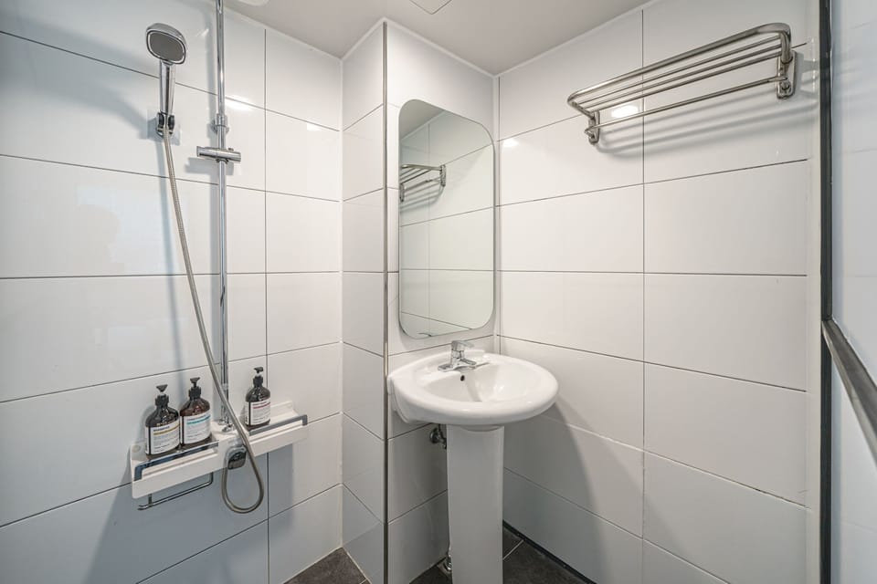 Basic Double Room | Bathroom | Combined shower/tub, hydromassage showerhead, free toiletries