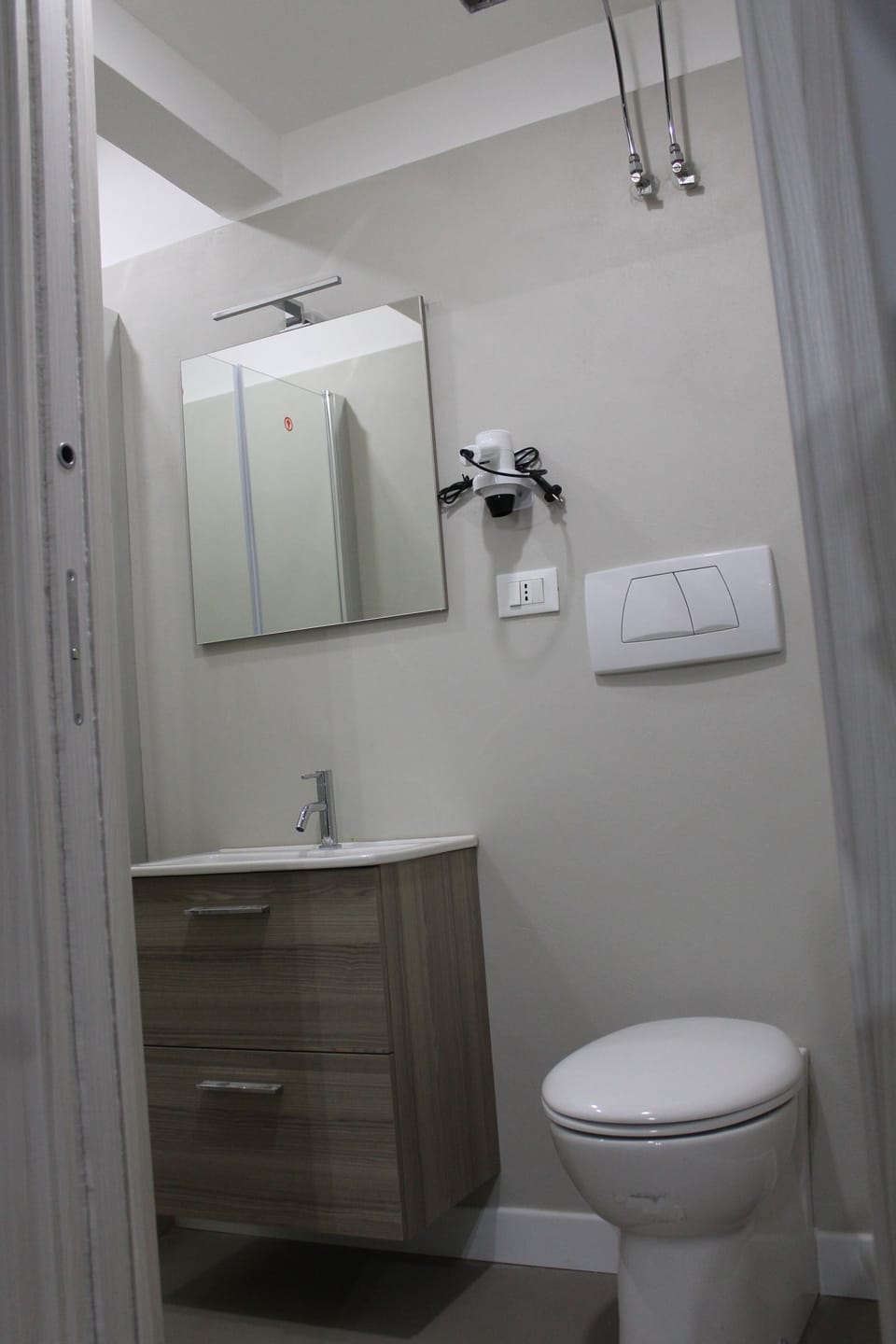 Classic Room | Bathroom | Free toiletries, hair dryer, slippers, bidet