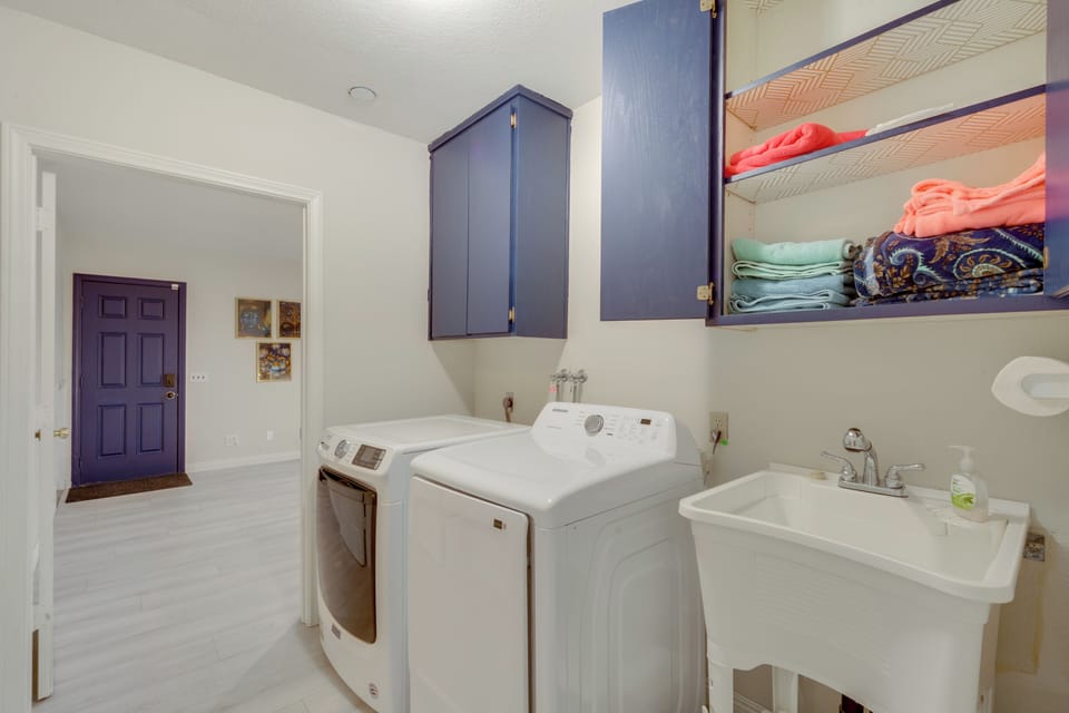 'the Maharaja Retreat' w/ Hot Tub & EV Charger! Cottage in Yucca Valley