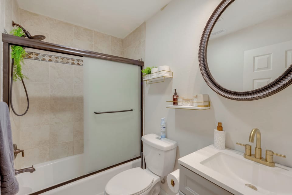 'the Maharaja Retreat' w/ Hot Tub & EV Charger! Cottage in Yucca Valley