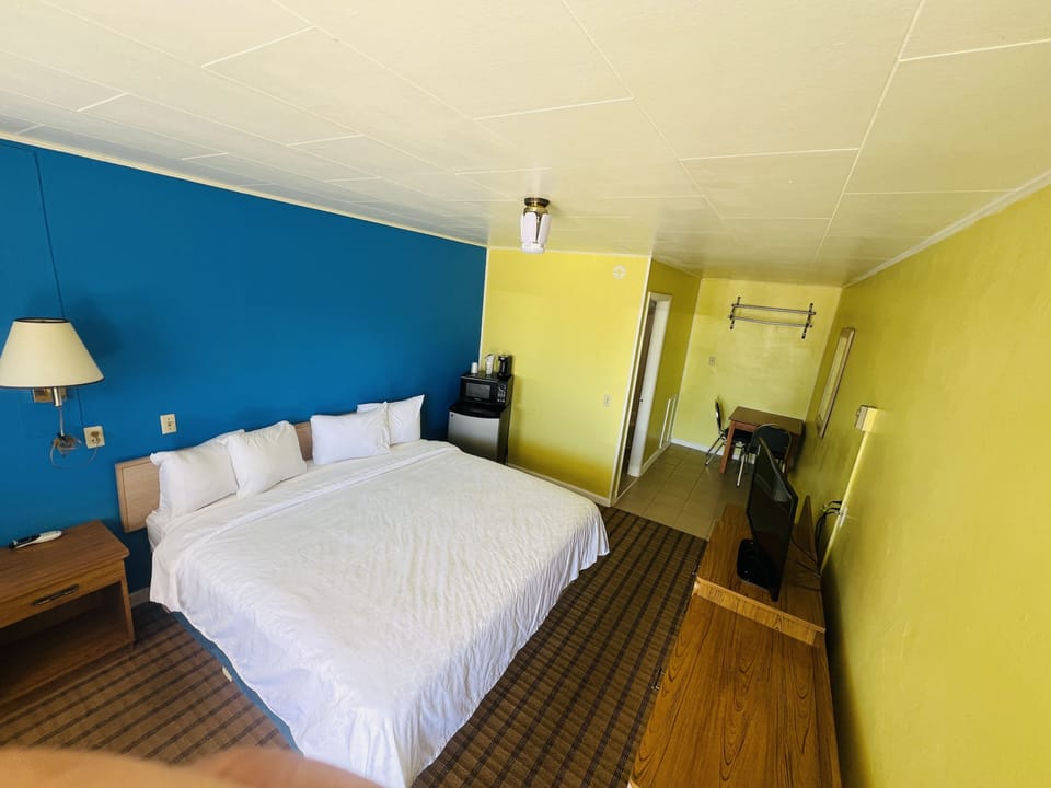 Basic Room | Down comforters, desk, laptop workspace, WiFi (free)