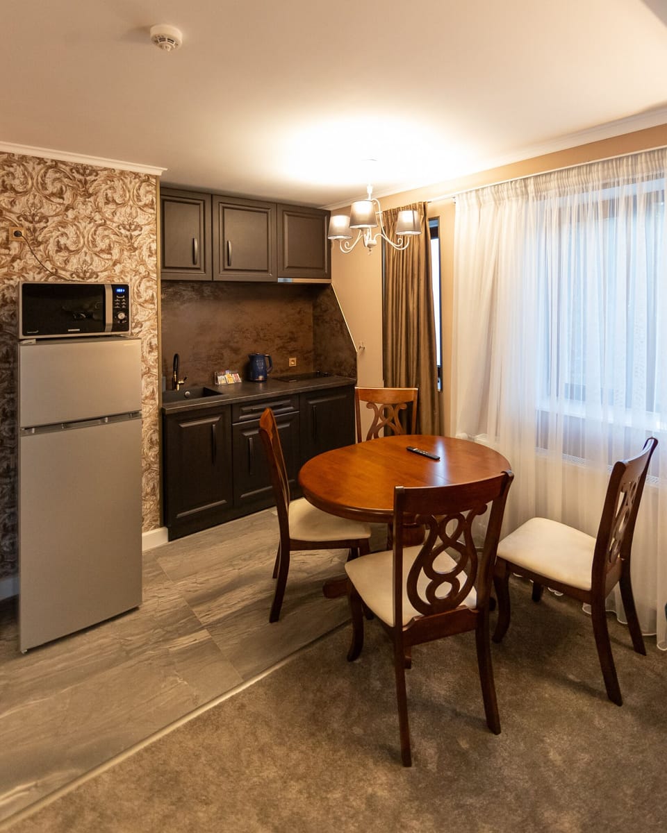 Executive Apartment | Private kitchen | Full-size fridge, microwave, electric kettle, cookware/dishes/utensils