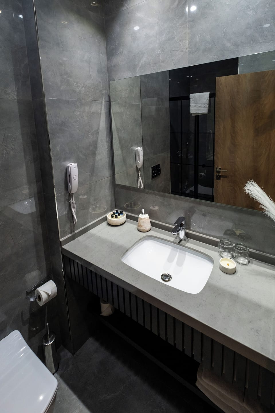 Superior Double Room | Bathroom | Shower, free toiletries, hair dryer, slippers
