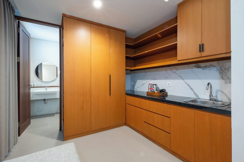Deluxe Room, 1 Double Bed | Private kitchen | Mini-fridge, coffee/tea maker, electric kettle