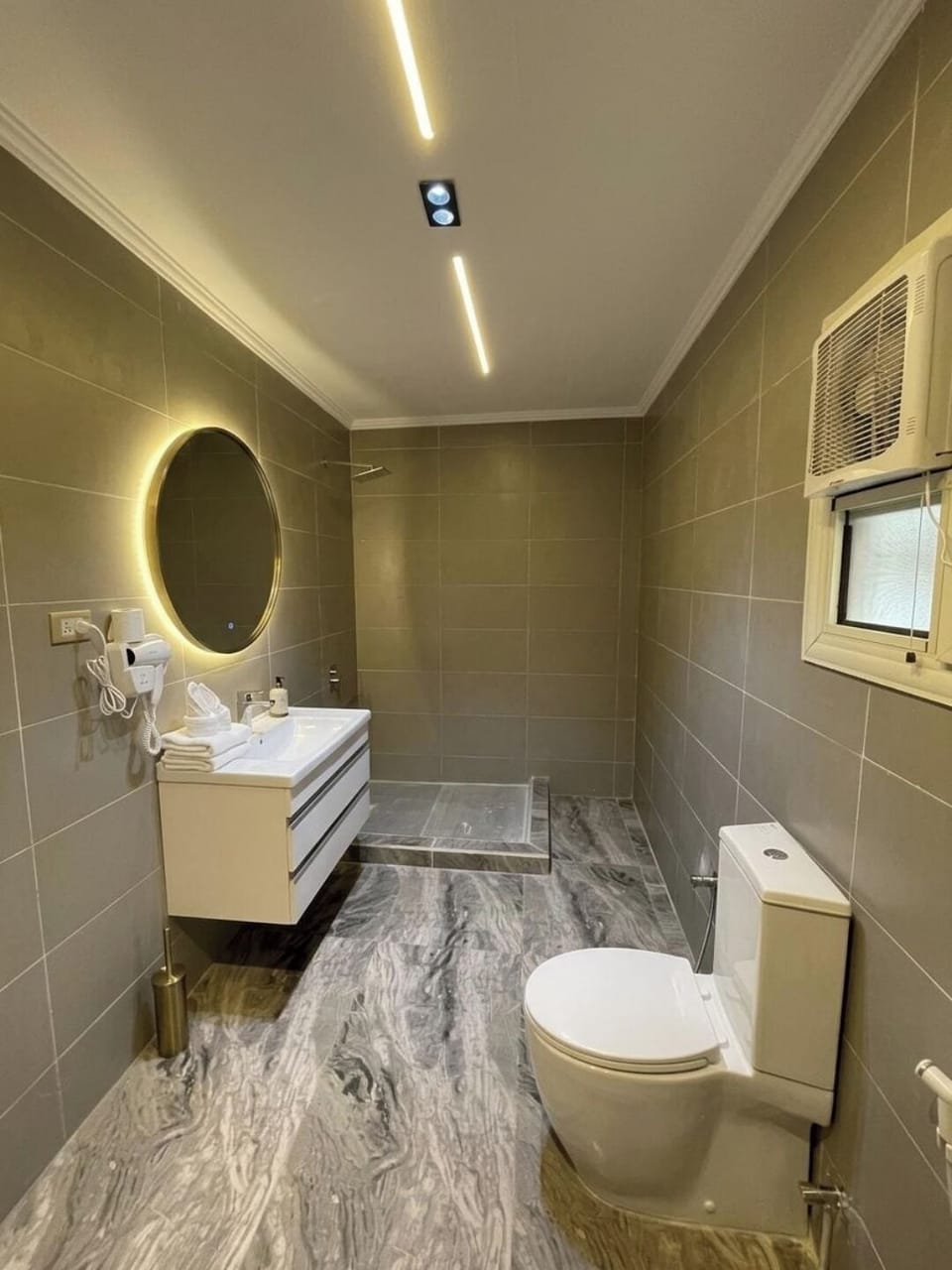 Basic Double or Twin Room, City View | Bathroom | Hydromassage showerhead, hair dryer, bathrobes, slippers