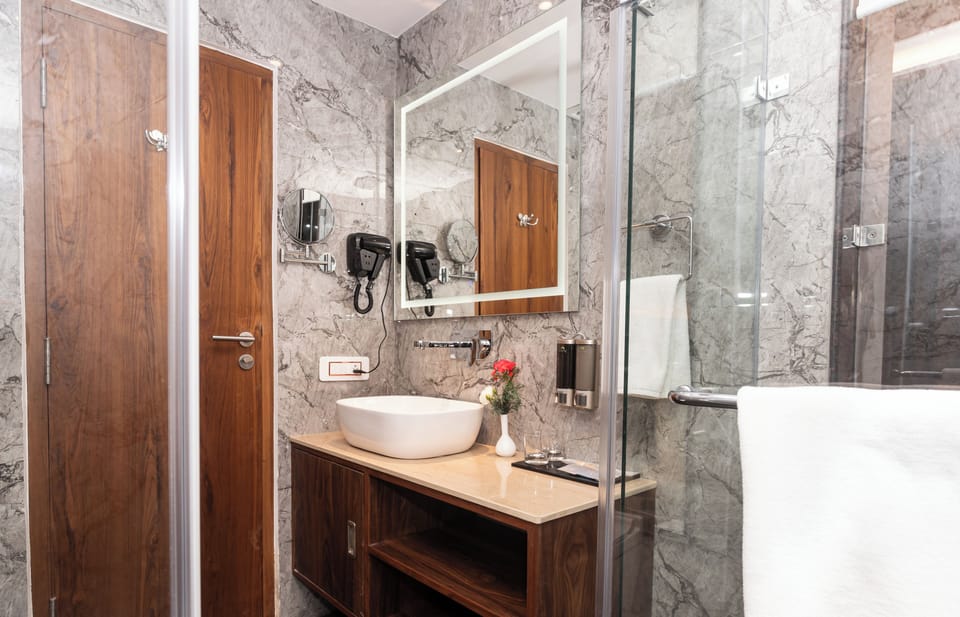 Shower, rainfall showerhead, free toiletries, hair dryer