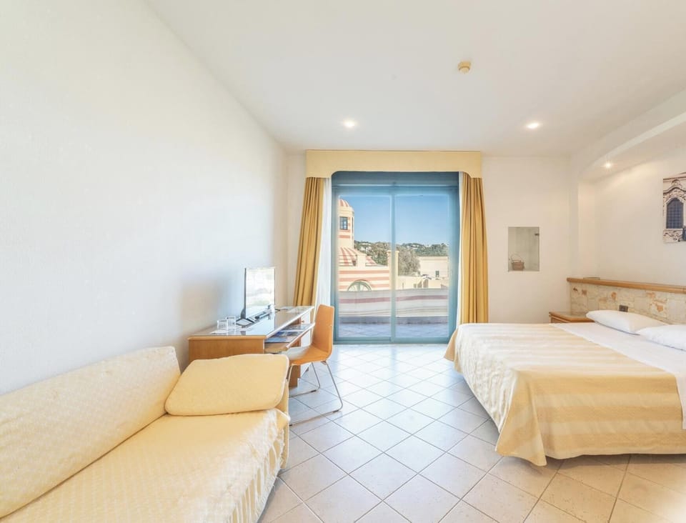 Comfort Quadruple Room | Minibar, in-room safe, desk, WiFi (free)