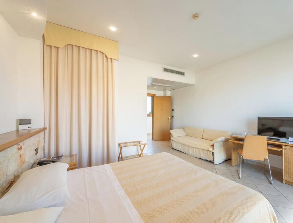 Comfort Quadruple Room | Minibar, in-room safe, desk, WiFi (free)