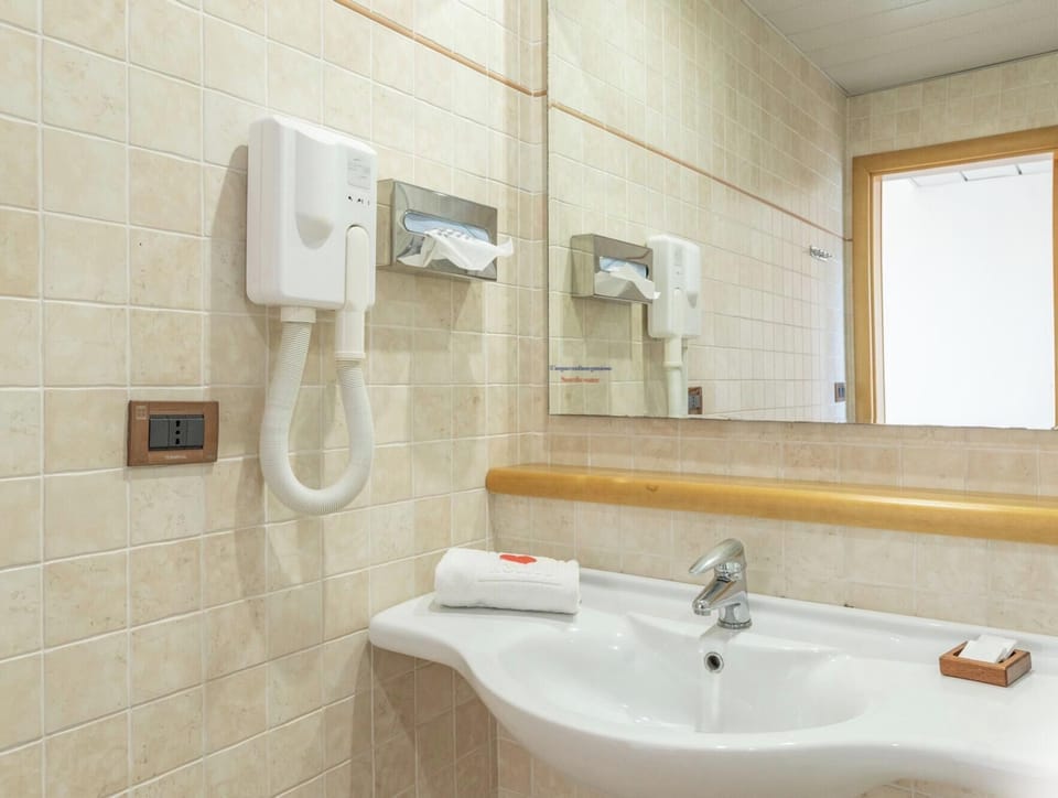 Comfort Quadruple Room | Bathroom | Free toiletries, hair dryer, bidet, towels