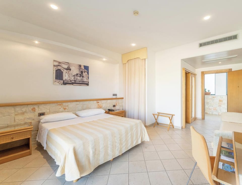Comfort Quadruple Room | Minibar, in-room safe, desk, WiFi (free)