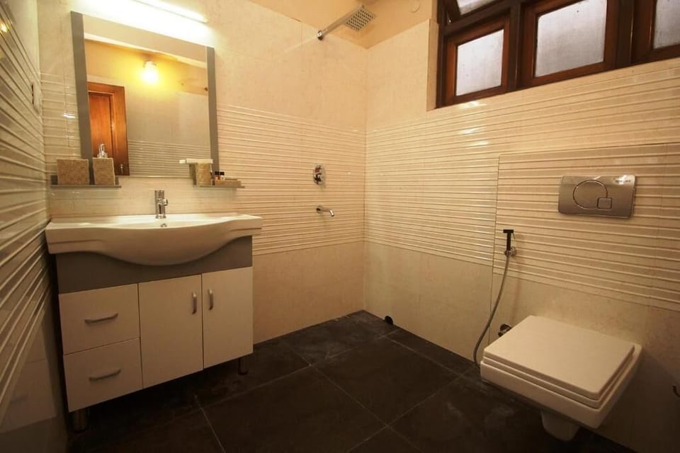 Premium Room | Bathroom | Shower, free toiletries, towels, toilet paper