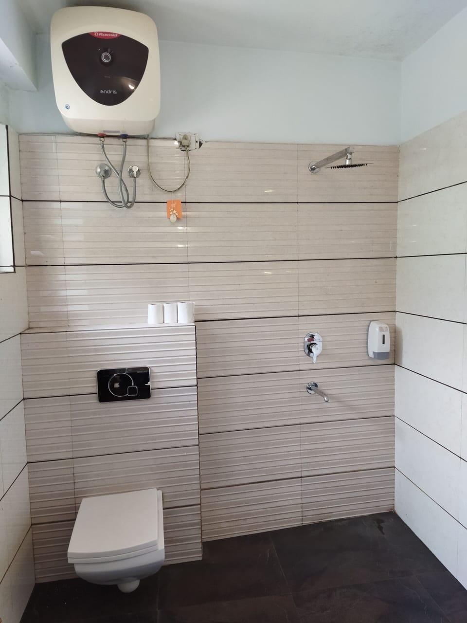 Shower, free toiletries, towels, toilet paper