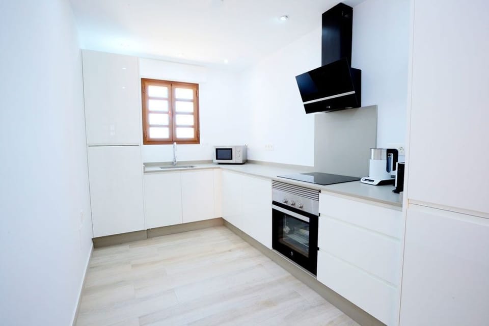 Apartment, 3 Bedrooms | Private kitchen | Oven, dishwasher, coffee/tea maker, toaster