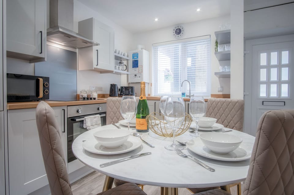 Apartment (2 Bedrooms) | Private kitchen | Microwave, oven, stovetop, dishwasher