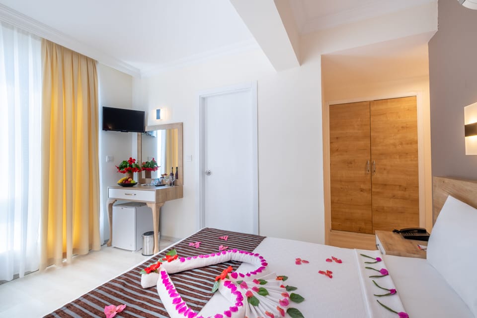 Standard Room, Balcony, City View | 1 bedroom, desk, WiFi