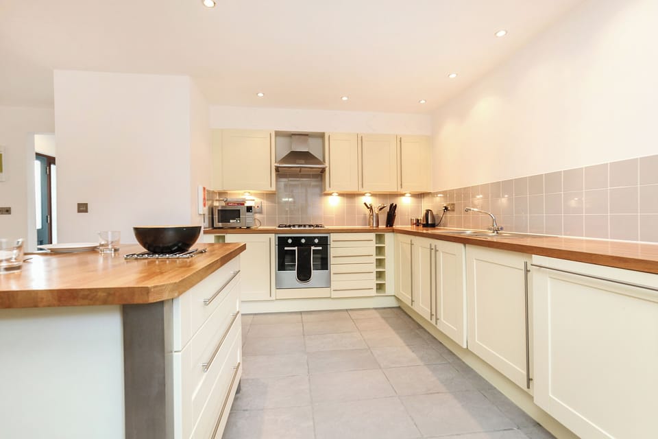 Cottage | Private kitchen | Fridge, dishwasher, electric kettle, toaster