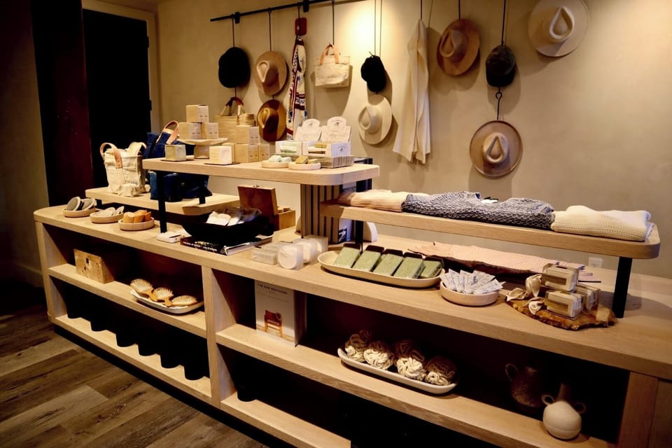 Body treatments, facials, 6 treatment rooms, massages